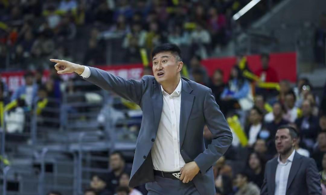 大胆预测一下！2025-2026CBA常规赛12强排名如下。1、广东宏远2