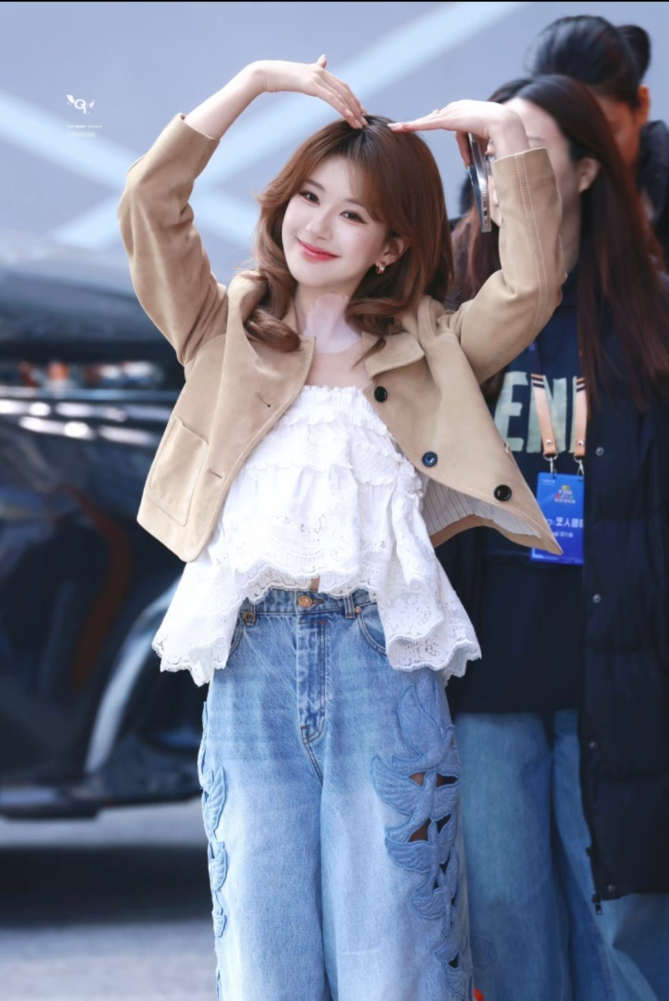 赵露思新综艺上班路透图