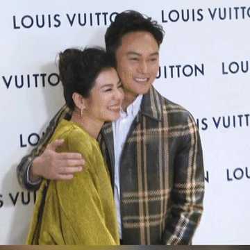 张智霖终于反击袁咏仪了，袁咏仪每次和周润发在一起时都搂搂抱抱的那么腻歪，张智霖碰