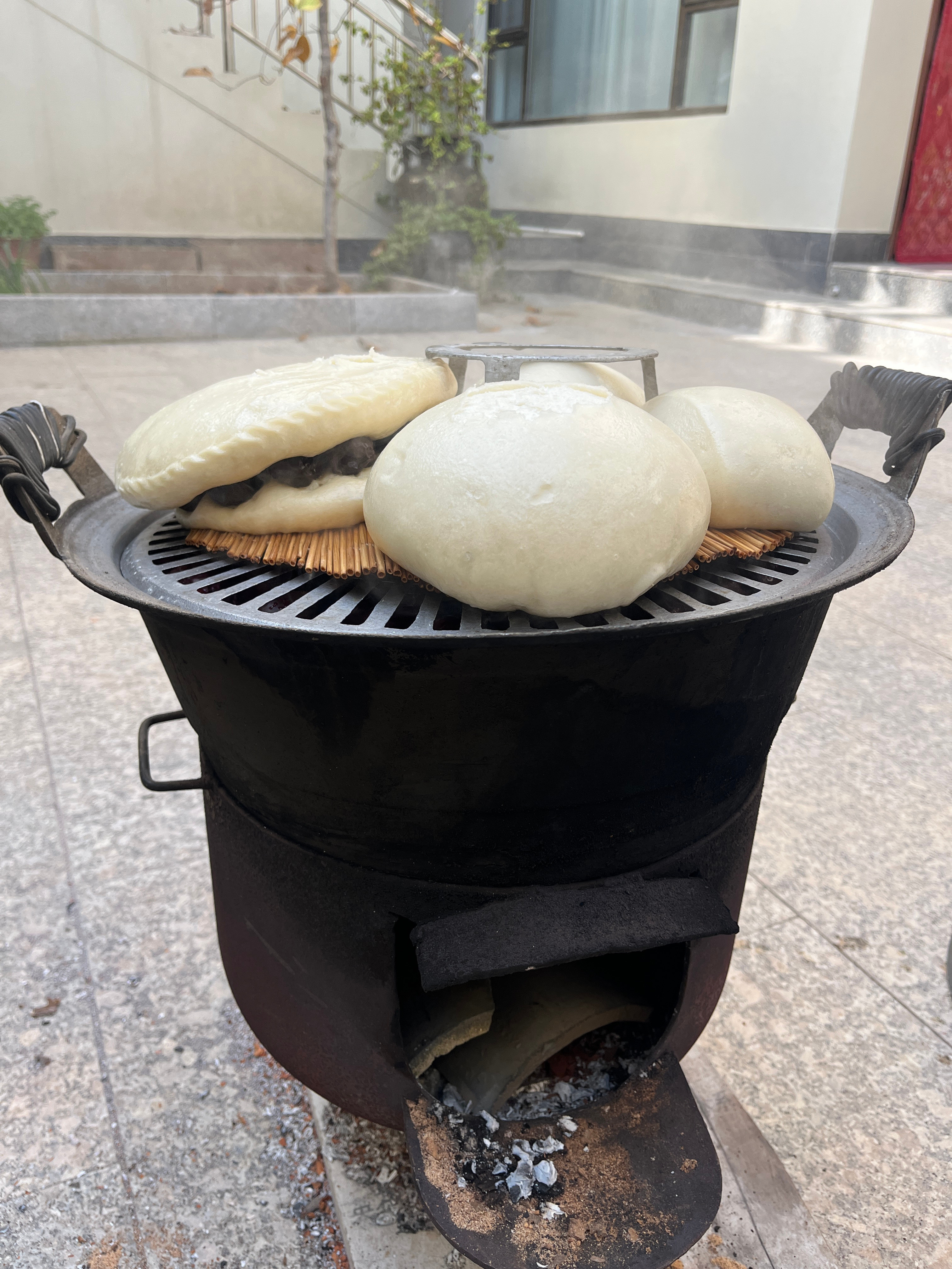 自从换了这口大锅之后每天都想自己和面搞馒头、包子，但是我的出租屋太小了，单间整个
