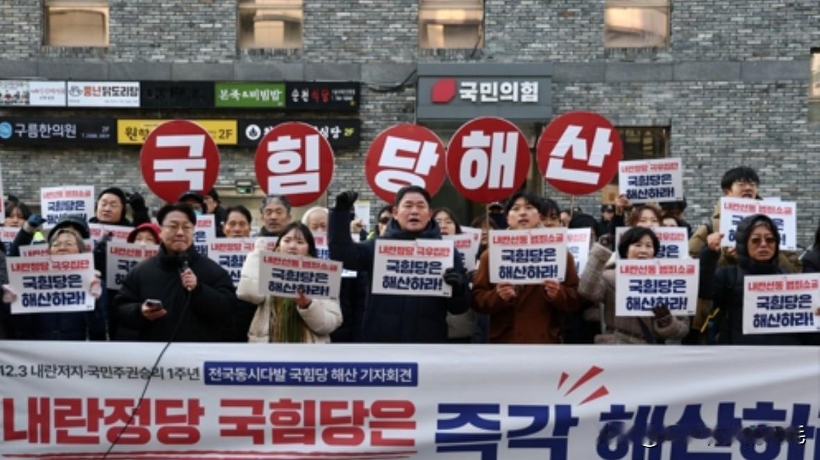 1月17日韩国首尔市区多处爆发集会活动，围绕前总统尹锡悦“内乱”案及相关政治争议