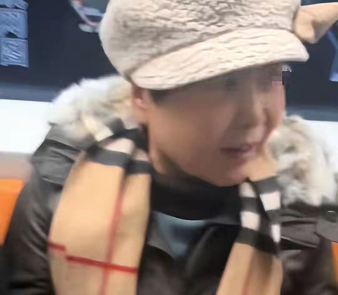 1月20号晚高峰，李先生乘地铁时有几个人要下车，李先生看见有空座时想坐一会儿，只