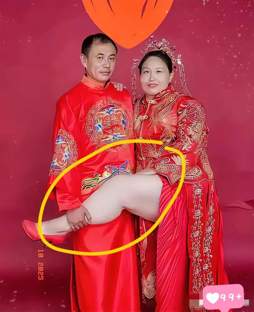 这婚纱照拍的，到底是秀恩爱还是闹笑话啊？真没看出来这举动美在哪！不管是头婚