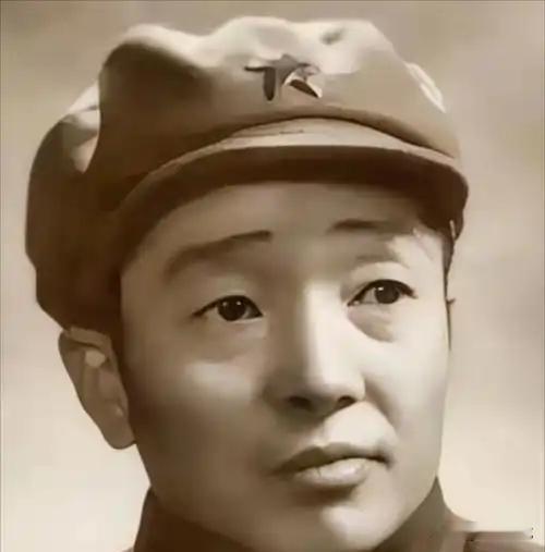 1940年，八路军政委王季龙骑马看见对面山梁上一道反光，他装作什么也没瞧见，继续