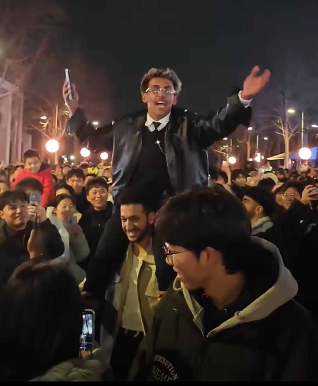 跨年夜万人广场喊“IndiaNB”？这哪是秀自豪，分明是不懂规矩的“作死操作”