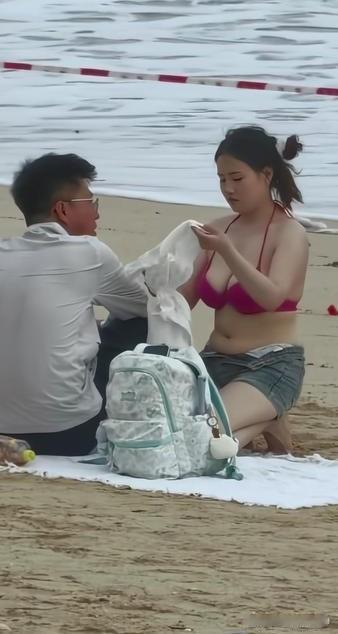 海边野餐堪称浪漫与惬意的绝妙融合。恰似水果姐和特鲁多在加州圣巴巴拉海边公园的那次
