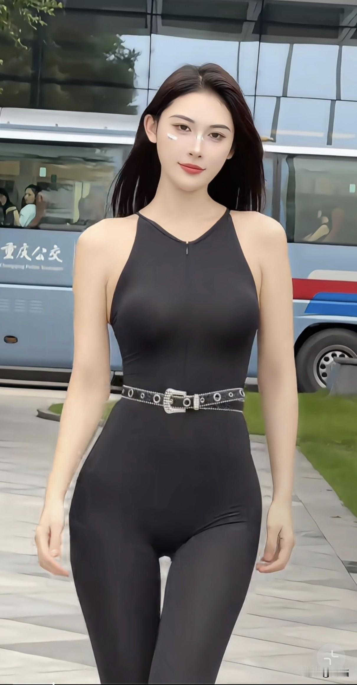 美图欣赏，看图写诗《黑袂飒影》黑衣裁作流云态，露背轻衫趁日开。笑倚