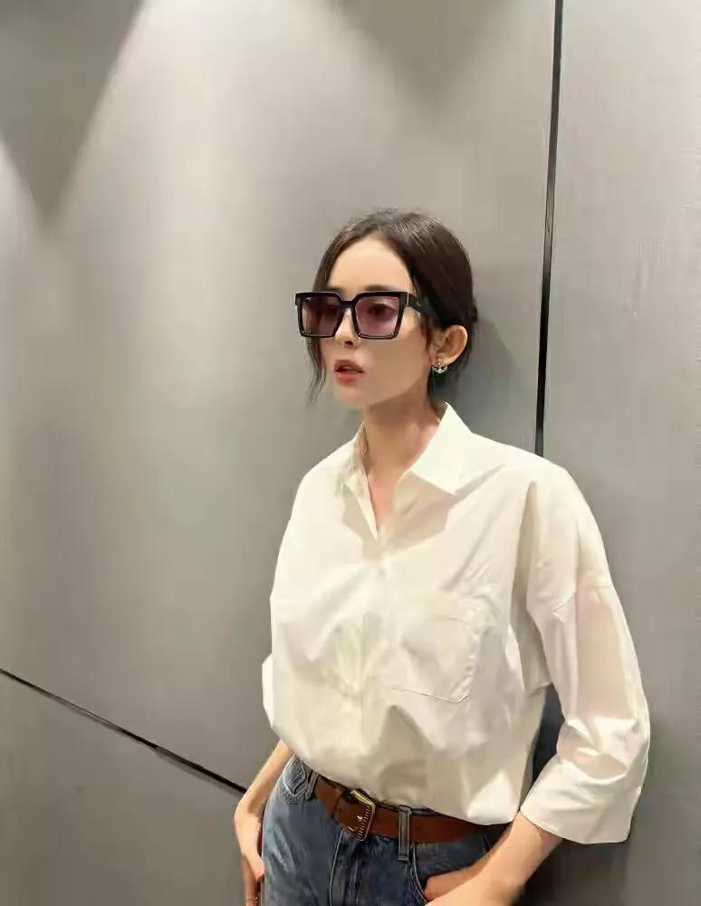 白衬衫配牛仔裤这种简约风，古力娜扎穿得很洋气，有颜真好“简约不简单”，最近这