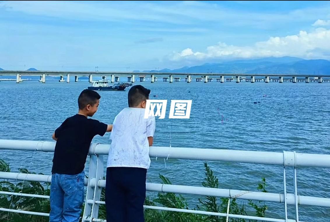 人倒霉的时候喝凉水都塞牙！真的！今天路过超市门口的时候，我被一个10岁左右熊孩
