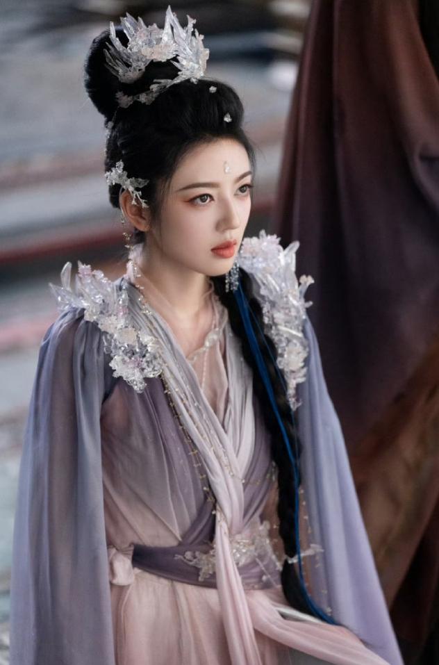 白鹿的《临江仙》女二何瑞贤开始营销了白鹿前几次确实被艳压了，但是何瑞贤艳压白鹿