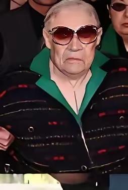 1988年，蒋经国吐血而亡。但某个意义上讲，蒋经国要比他的妻子蒋方良有点福气。虽