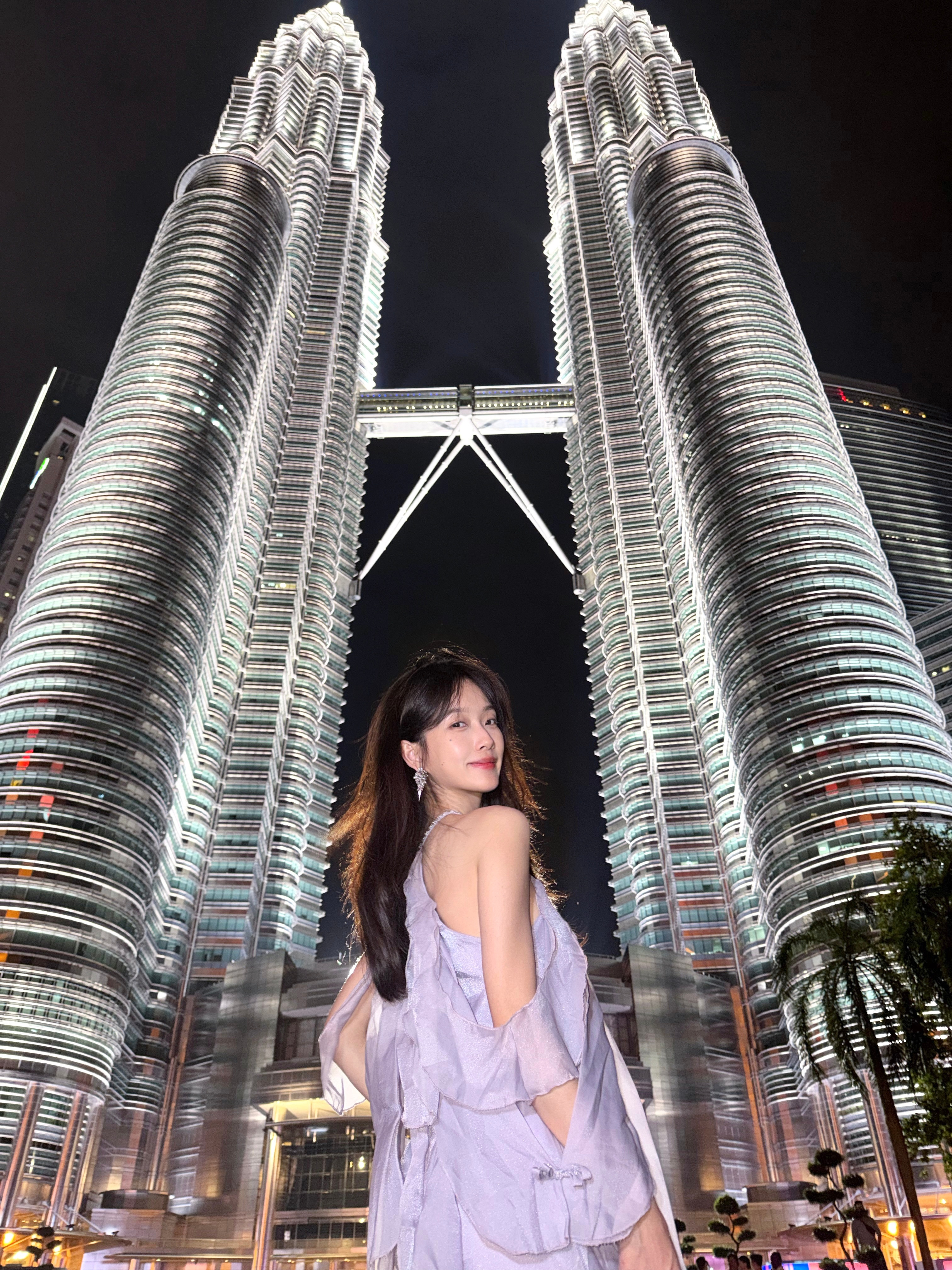 到达A市，成为小说女主👑原来小说里的A市是这样的双子塔有种很规整的美站在塔下