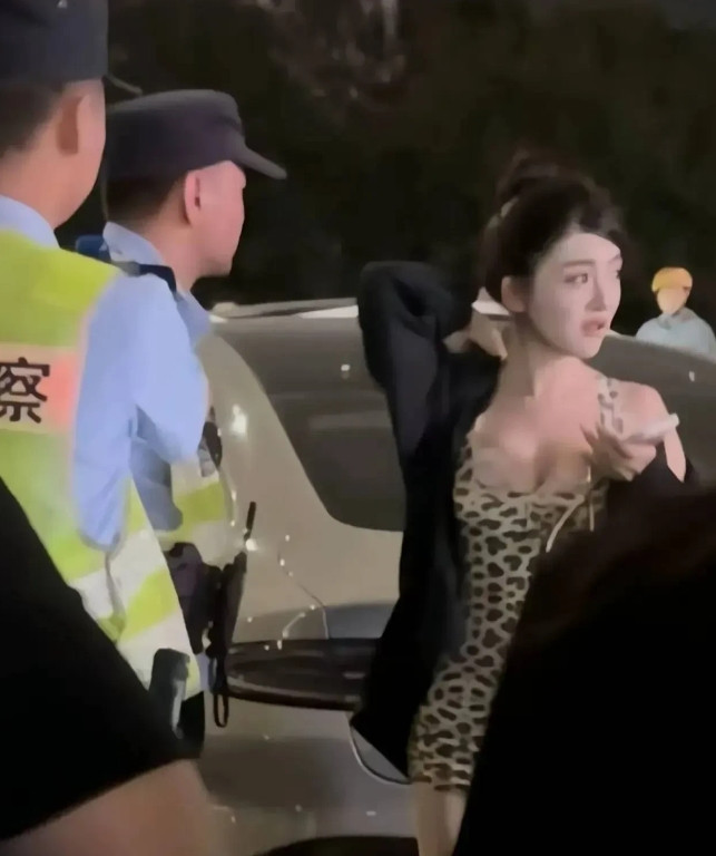 郑州车祸热搜挂了几天，有人光盯着被撞女生发色穿搭议论，倒把大事忘了——肇事车横冲