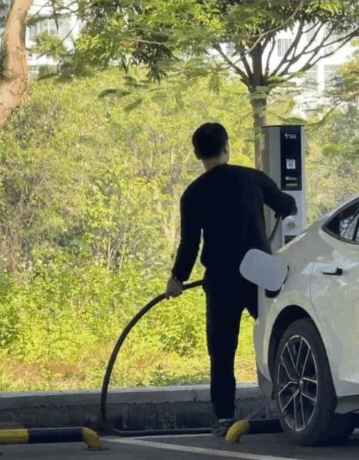 我发现，好多开上电车的人，魂儿其实还留在油车里。这事儿挺有意思。你瞅瞅身边那