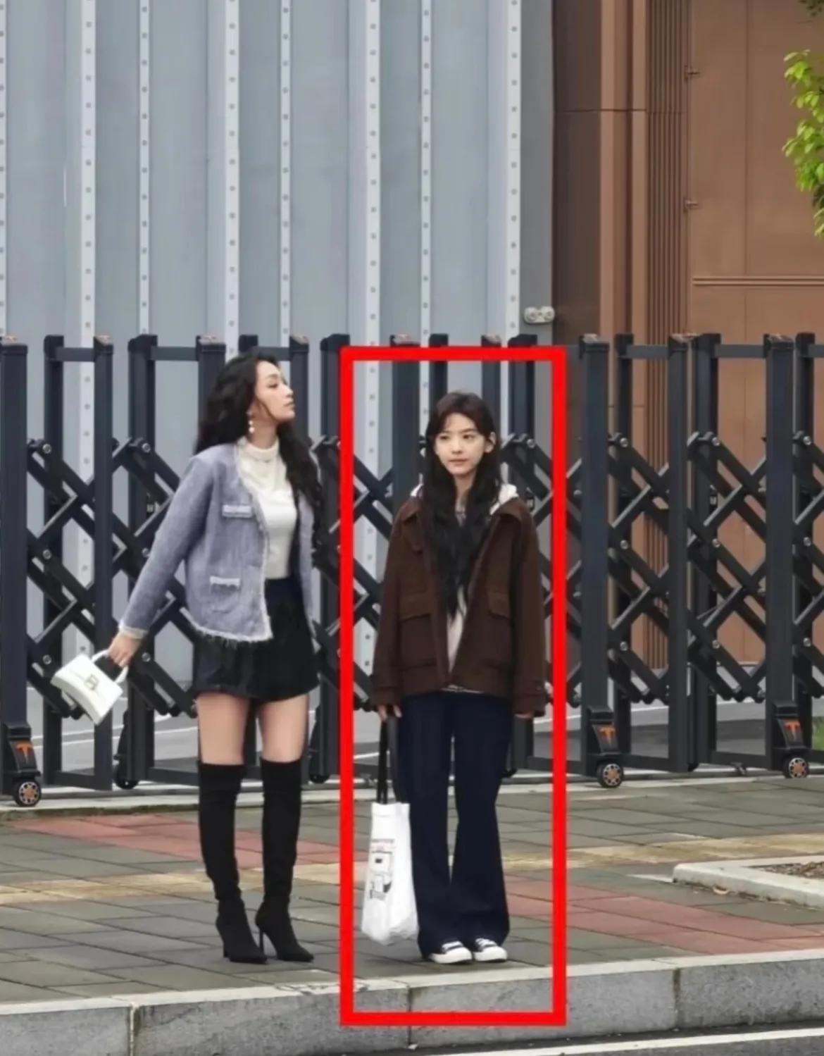 章若楠稍微有点小巧