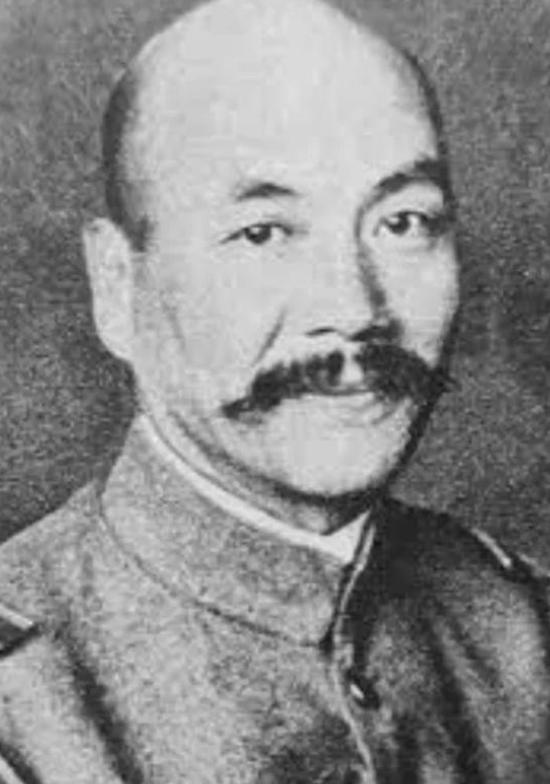 1942年，中国炮兵正在擦拭炮弹，见炮弹受潮，一个炮兵提议："让我打一炮吧！"这