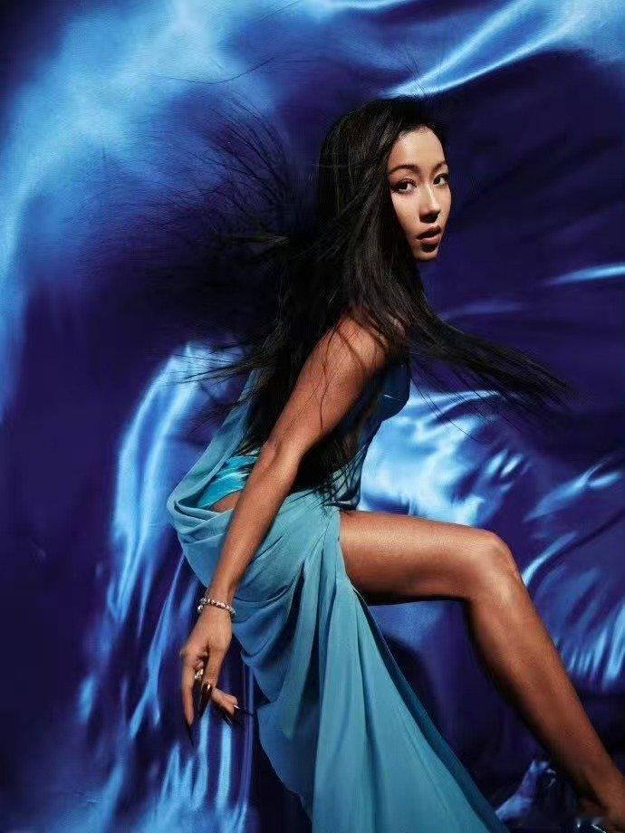 吉克隽逸的穿着总带来惊喜，这次也不例外。看似极易走光的搭配，她却轻松hold住，