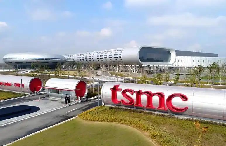 笑不活了!台积电成功让美员工集体大破防! 台积电当初去美国建厂那阵仗可不小,