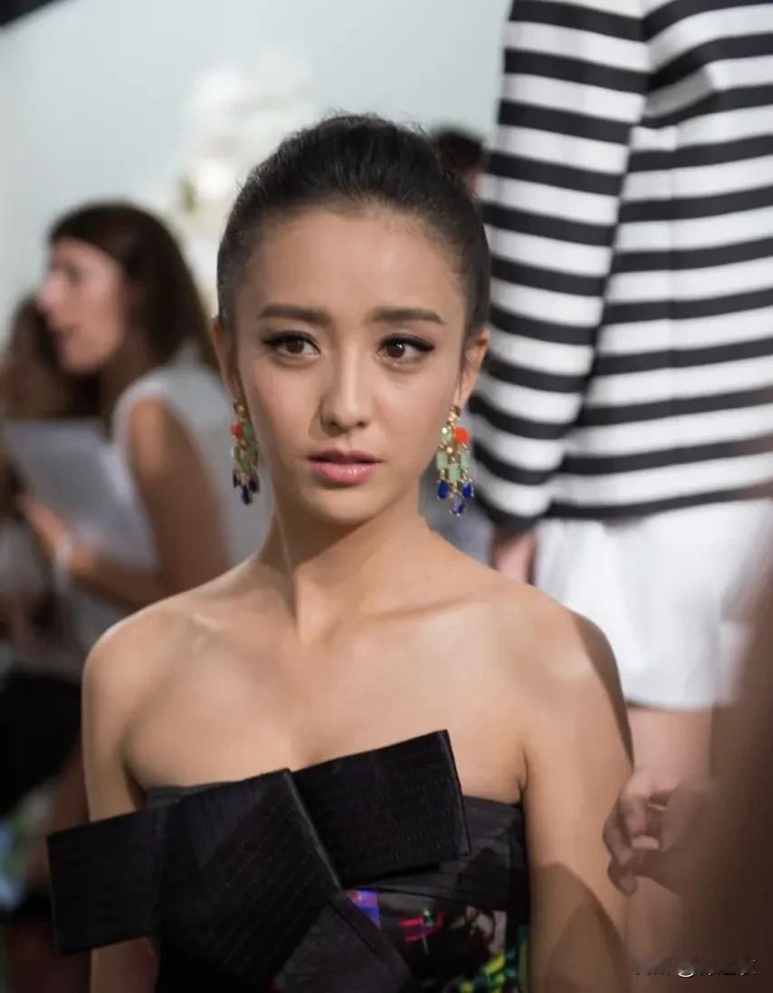 佟丽娅电视上是一个大美女，但现实中却很平普通，因此很多人见到佟丽娅真人后，简直都
