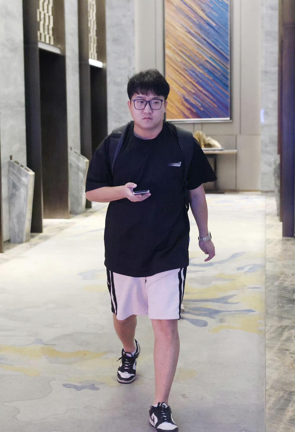 【德云社党霄咏举办个人专场，两位重量人物助阵，未来可期】近日，德云社相声演员党