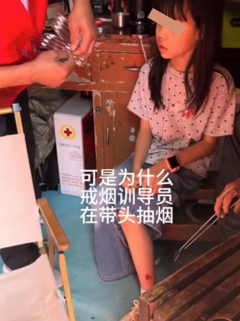 江西。女子领着女儿去龟峰玩，下山的时候，女儿摔了一跤，腿破皮了。她们找到有碘伏