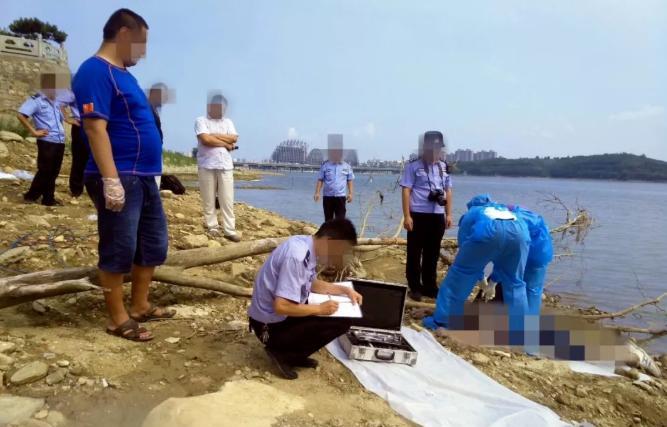 江苏一夫妻相约跳河自尽，于是丈夫直接拿刀捅向了自己的心脏，然后从桥上一跃而下，最