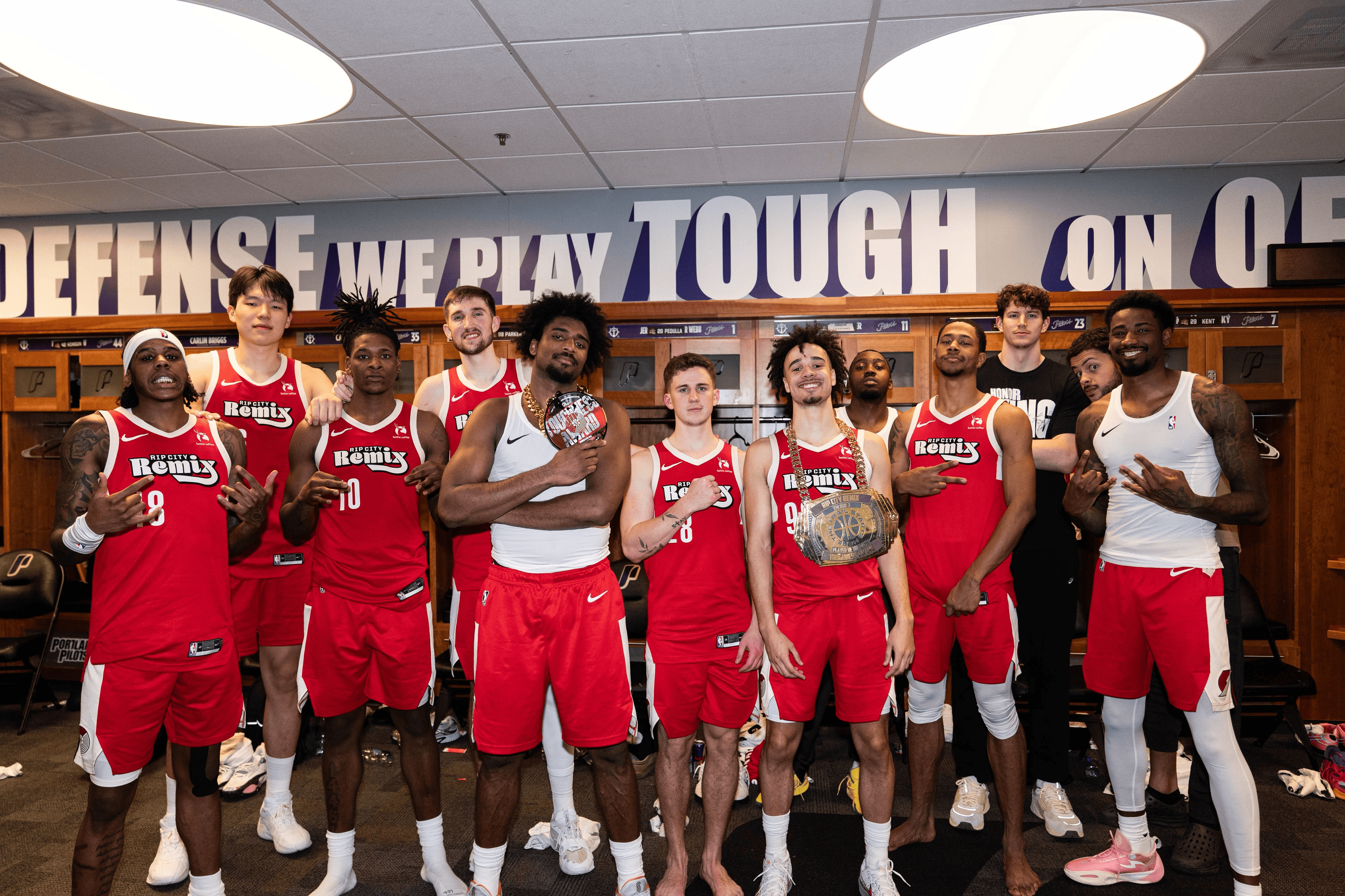 撕裂之城混音官方晒出赛后全队合影, 杨瀚森今日拿到19分5板