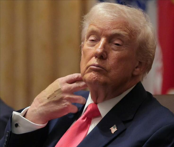 特朗普透露，因为贸易逆差，他原本打算对瑞士征收30％关税的。但瑞士总统在通话求饶