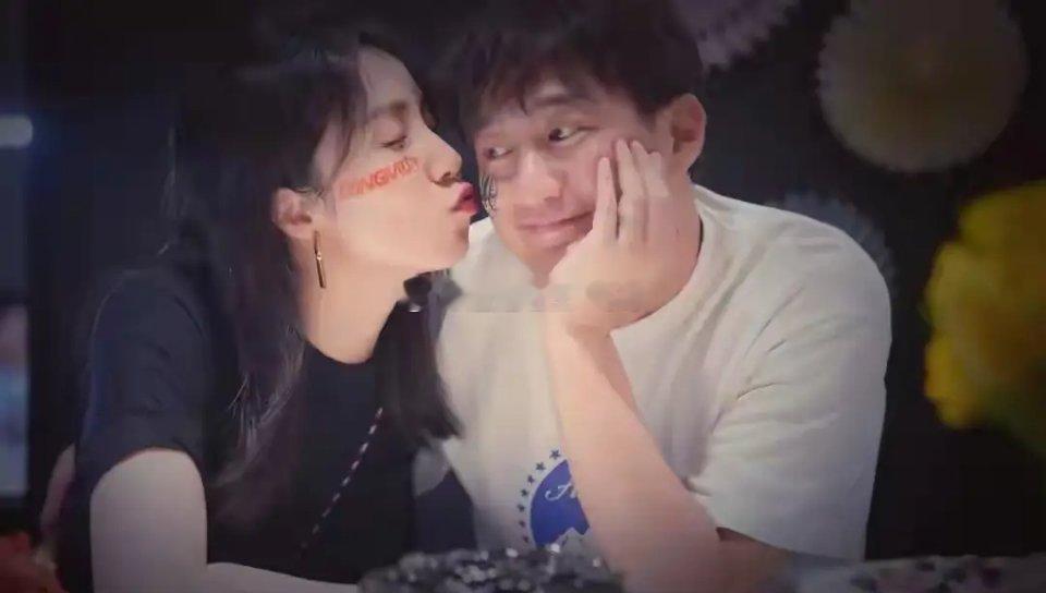 黄磊赢麻了！20岁女儿回国第一件事，是给他做饭！多多从纽约大学放假回国了。她没出