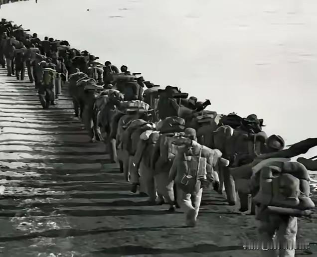 1951年朝鲜雪夜，志愿军摸到美军帐篷，机枪手正要开火，排长急喝：关上保险！