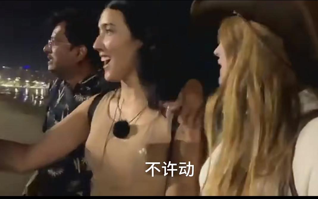 两个外国妹子泰国海滩玩，突遭一群印度人骚扰。他们走过去就要合影，妹子本来大方同意