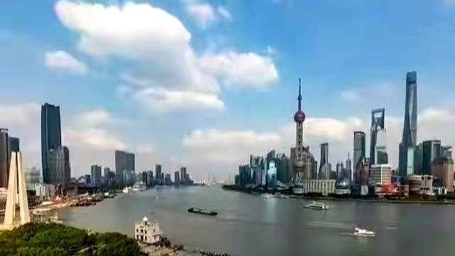 我爸，小区象棋摊最不起眼的老头。小区里那些自认高手的老哥们都换着花样跟他下，可