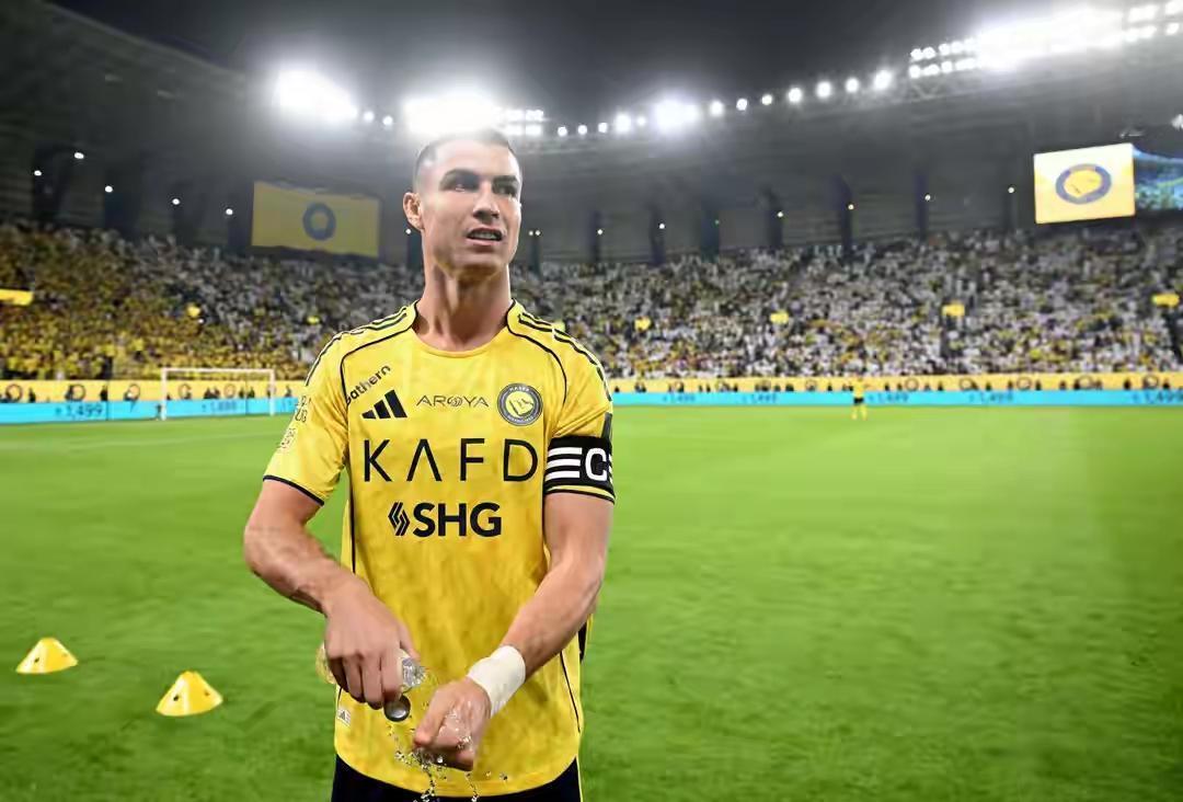 C罗的联赛冠军梦想又要泡汤了，利雅得新月太稳了……！利雅得胜利门将阿基迪的低