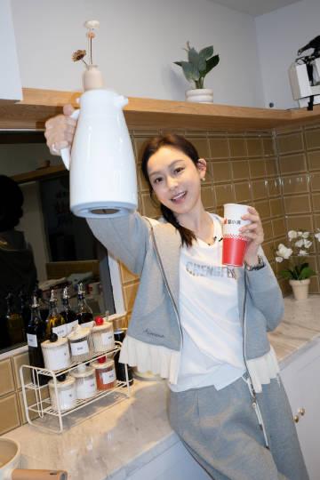 范玮琪、李小冉和温峥嵘同样是被网友嘲笑的三位姐姐，范玮琪和李小冉浪姐放假也不休息