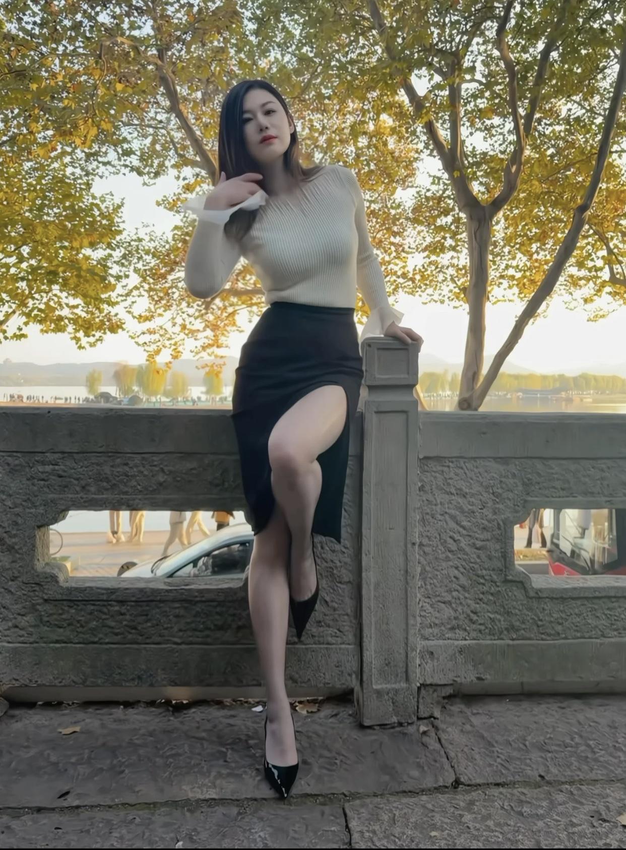 每日晒出最美照片优雅黑裙，绿意背景，都市时尚风