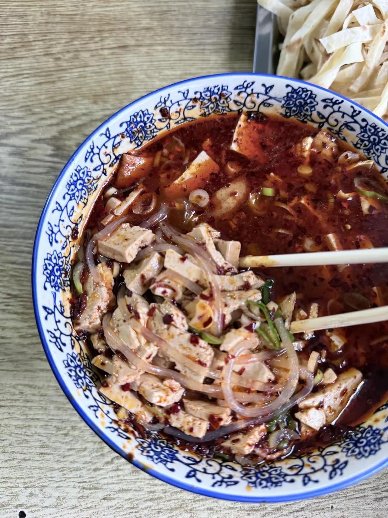 为什么洛阳的汤，越喝越没味了？牛汤馆见不着骨头，豆腐汤里小白菜换成了生菜，免