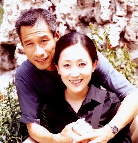"你要是敢嫁给他，就别认我这个妈！"孟母的怒吼在四合院里回荡。然而三天后，28岁