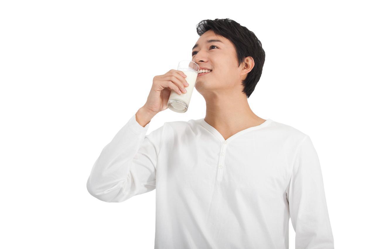 牛奶再次被发现！医生发现：胃病的人常喝牛奶，或出现5大改善牛奶一直是大家餐桌