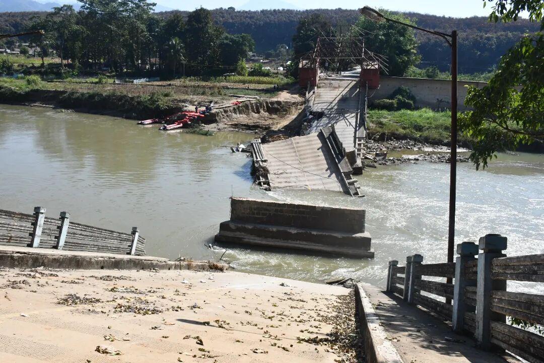 缅北兄弟桥这是要真的重建吗？果敢同盟军彭德仁司令，带了一大群人，看了兄弟桥的