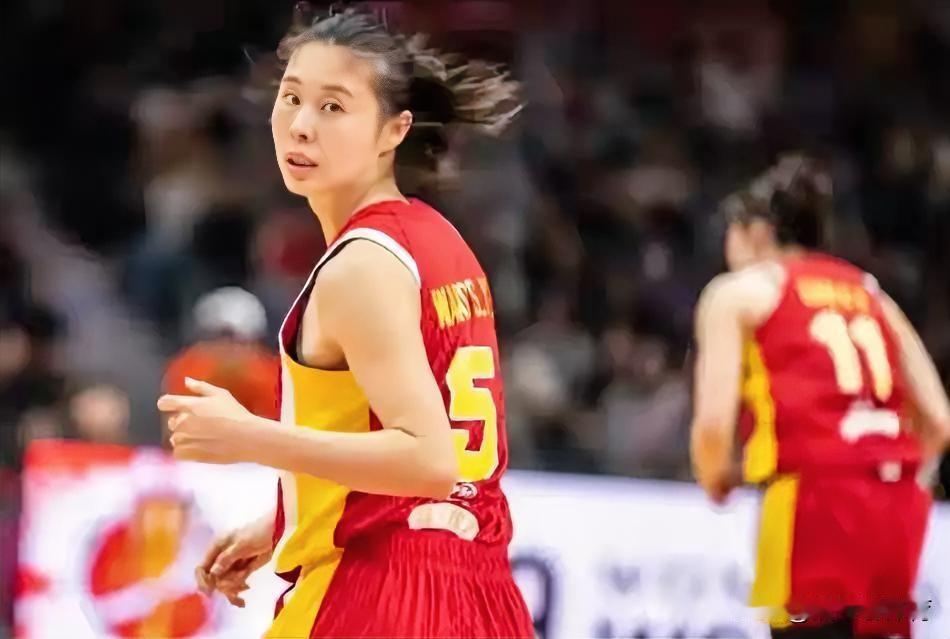 中国女篮71--51大胜意大利，王思雨领衔，这四位球员是致胜功臣，附加赛对手