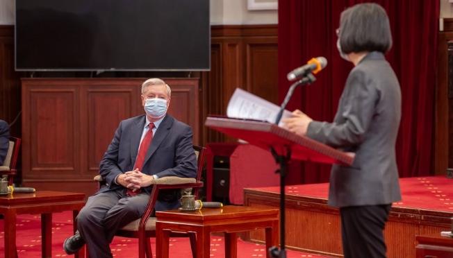 深感悲痛，蔡英文、赖清德表态。7月13日，蔡英文在社交平台发文，对美国参议员格雷