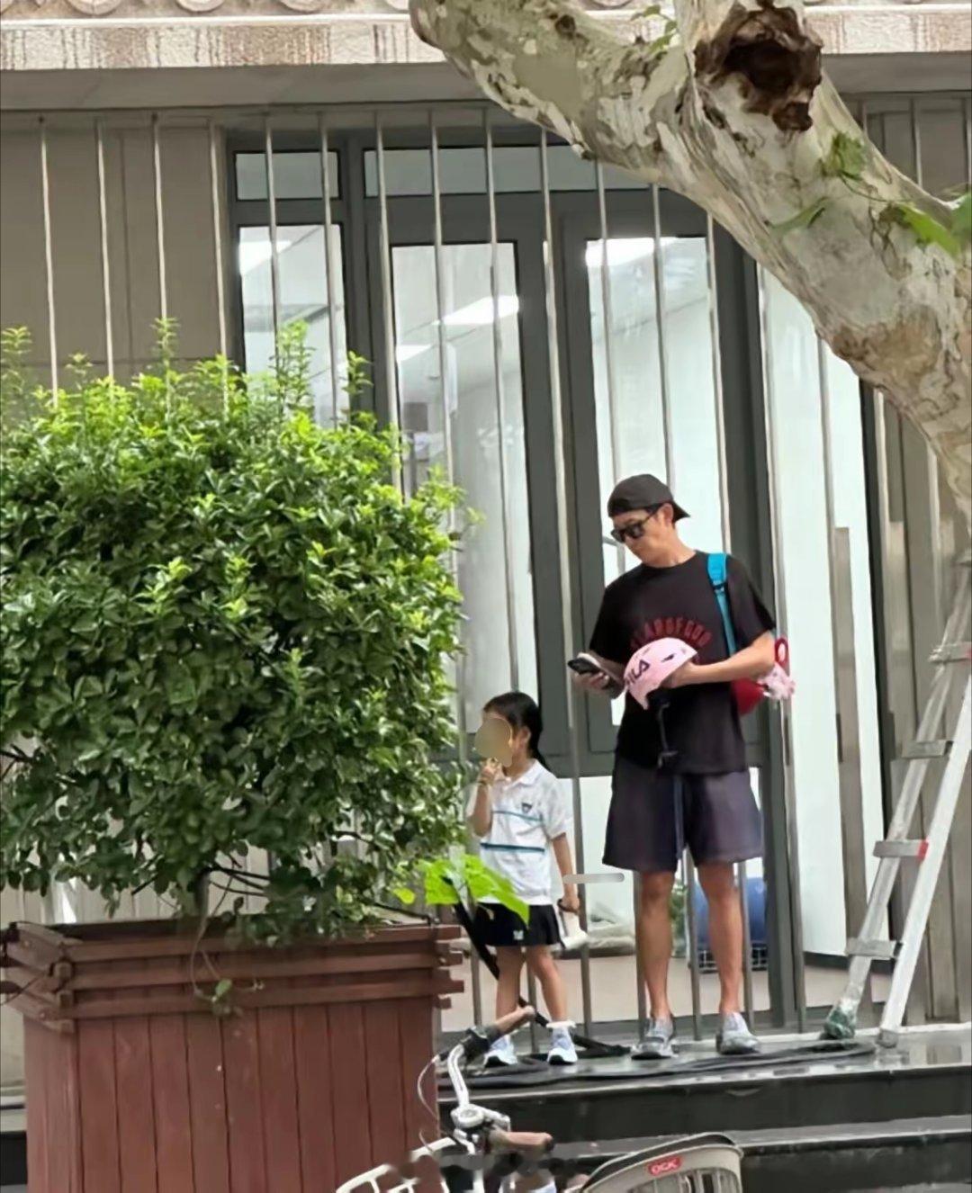 上海街头偶遇到演员王阳，48岁的他骑着自行车接女儿放学。王阳女儿还不满6周岁，现