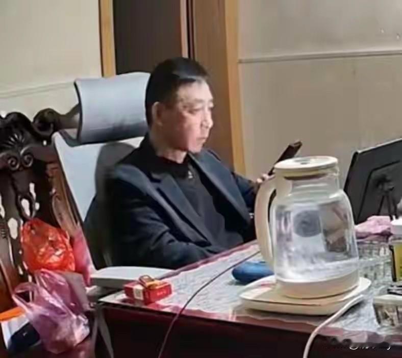 93岁的老人去医院治疗后没什么大碍就被女儿接回了家！回家后，老人得知儿子被警方拘