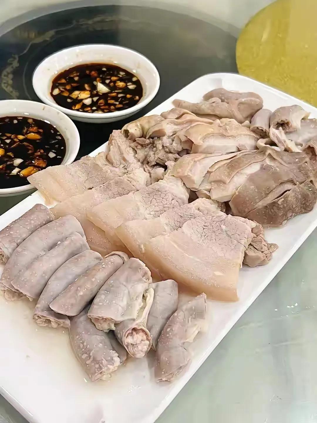 广东人没有什么菜不能白切的，对于吃香喝辣的湖南、四川人来说，这菜很难下咽。