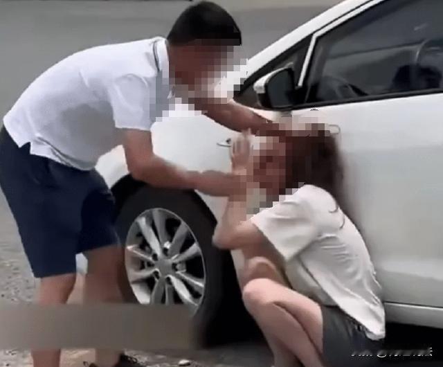 贵州，一男子发现自己的妻子总是深夜出门，男子就跟踪妻子发现是去见外面的男人。看到