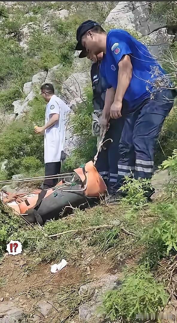 救援队人员事后被媒体采访，有现场见闻流传——"干了这么多年，很少遇到家属坚持独自