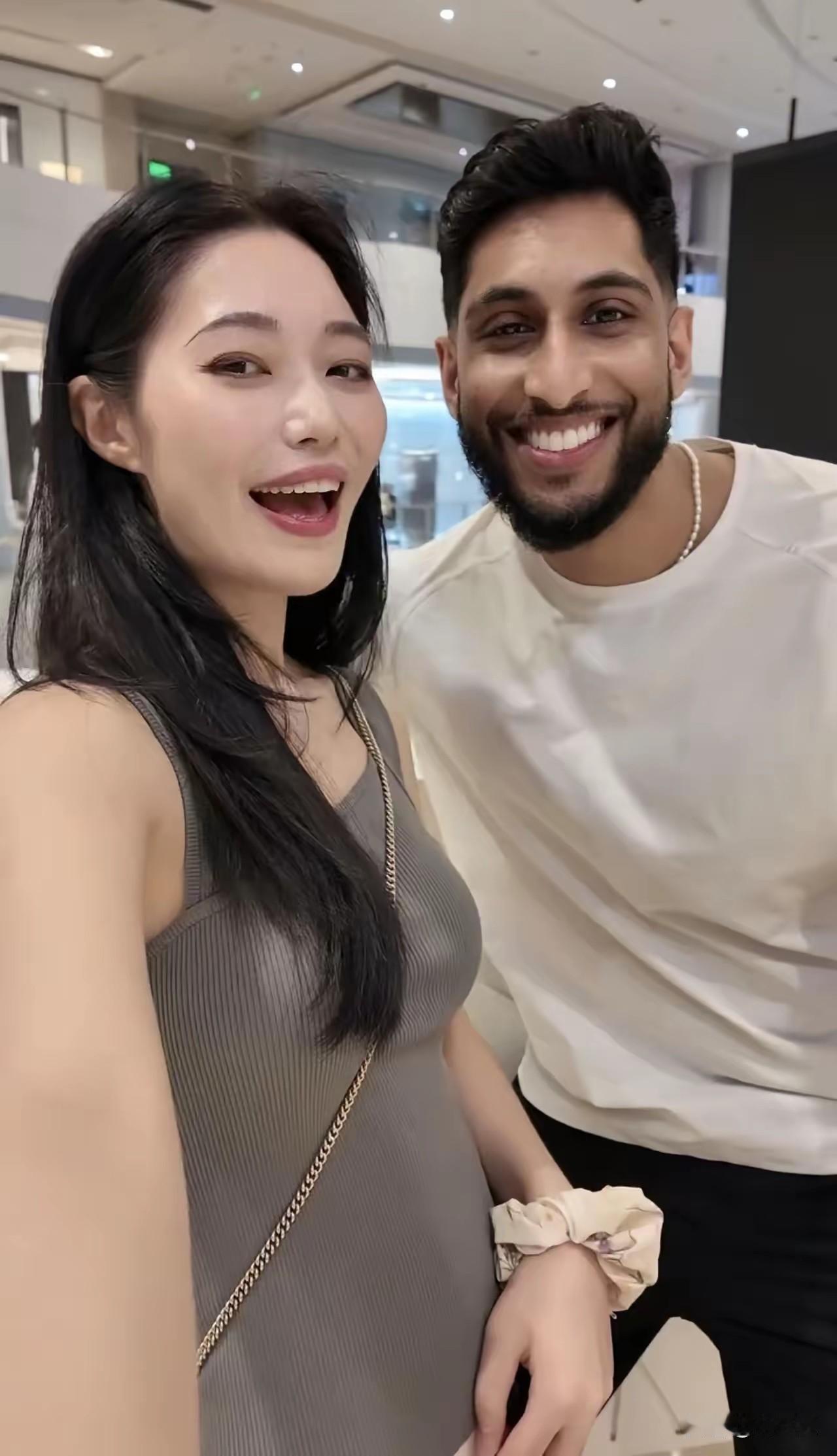 突然间网络上出现了很多秀恩爱的中印情侣，基本上以中女和印男居多，咱不知道是真假，