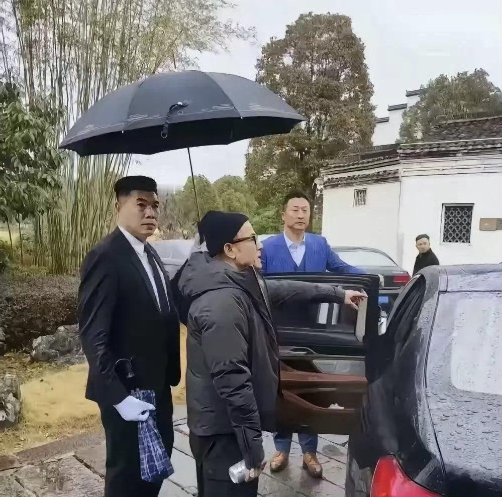 香港艺人郭富城在安徽省乡村地区（其妻方yuan的故乡）享受精心安排的队伍的照片，