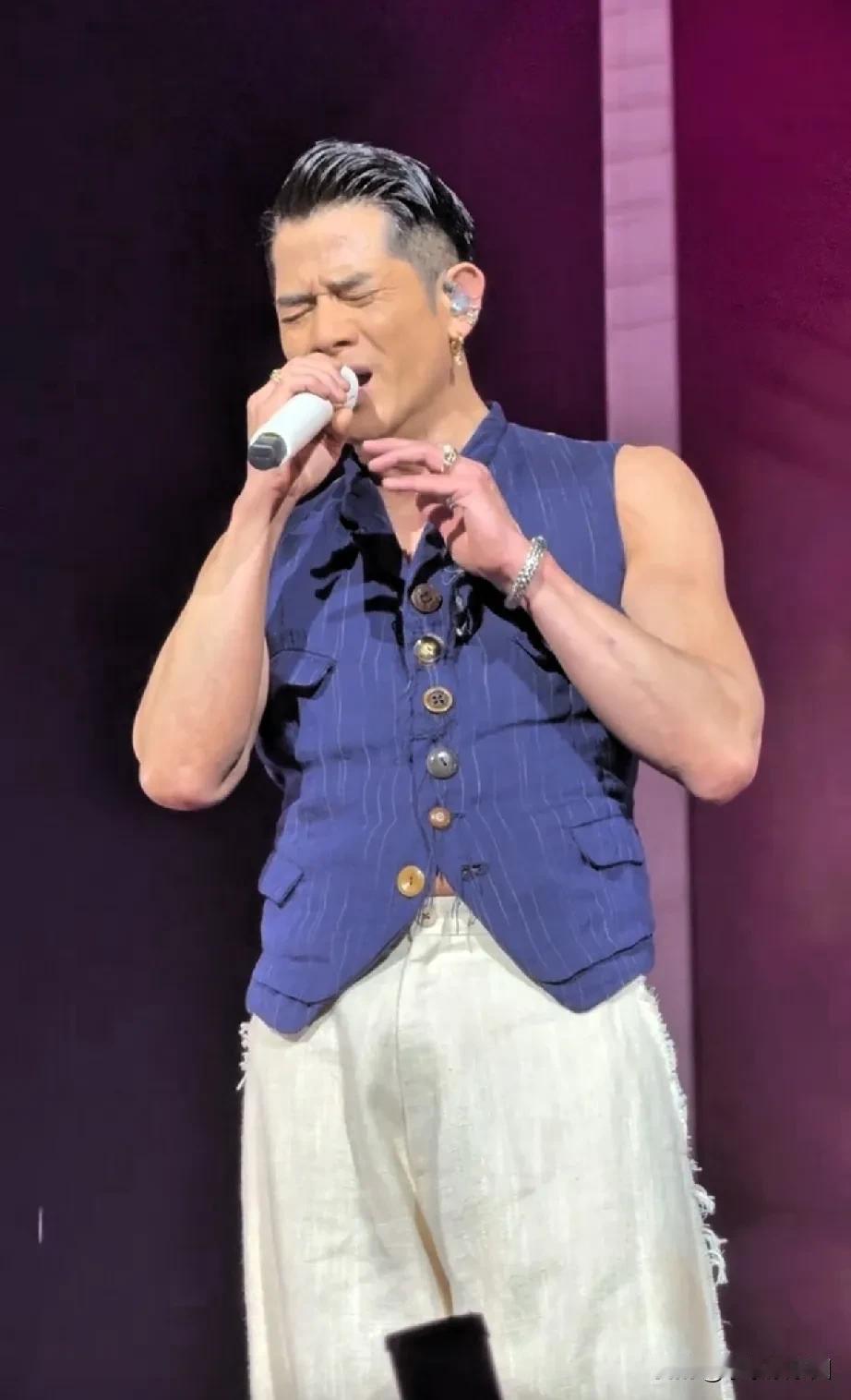 郭富城也不容易啊！60岁了还忙着开演唱会挣奶粉钱！这老来得子的冲劲儿一般人体会不