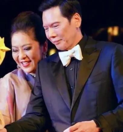 向华强在直播中说，小儿子一直讲，不公平，不公平，那没办法。小儿子一定怪，可是不用